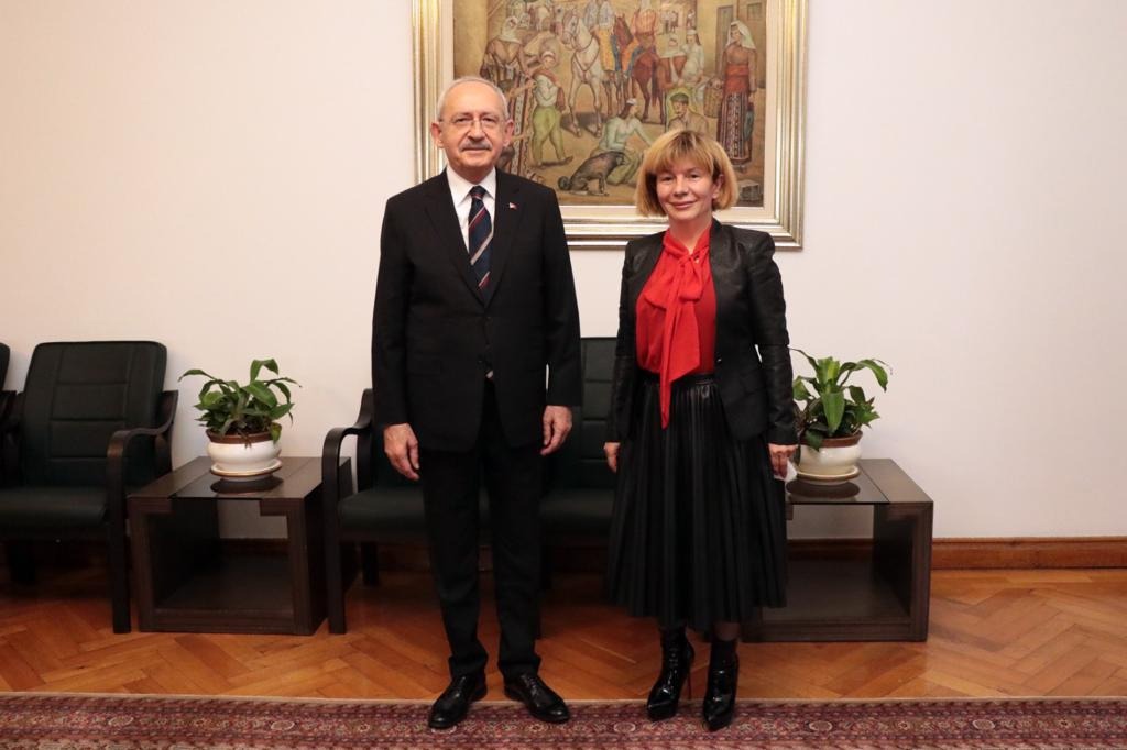 Ünlü ismin annesi CHP’den aday adayı oldu.