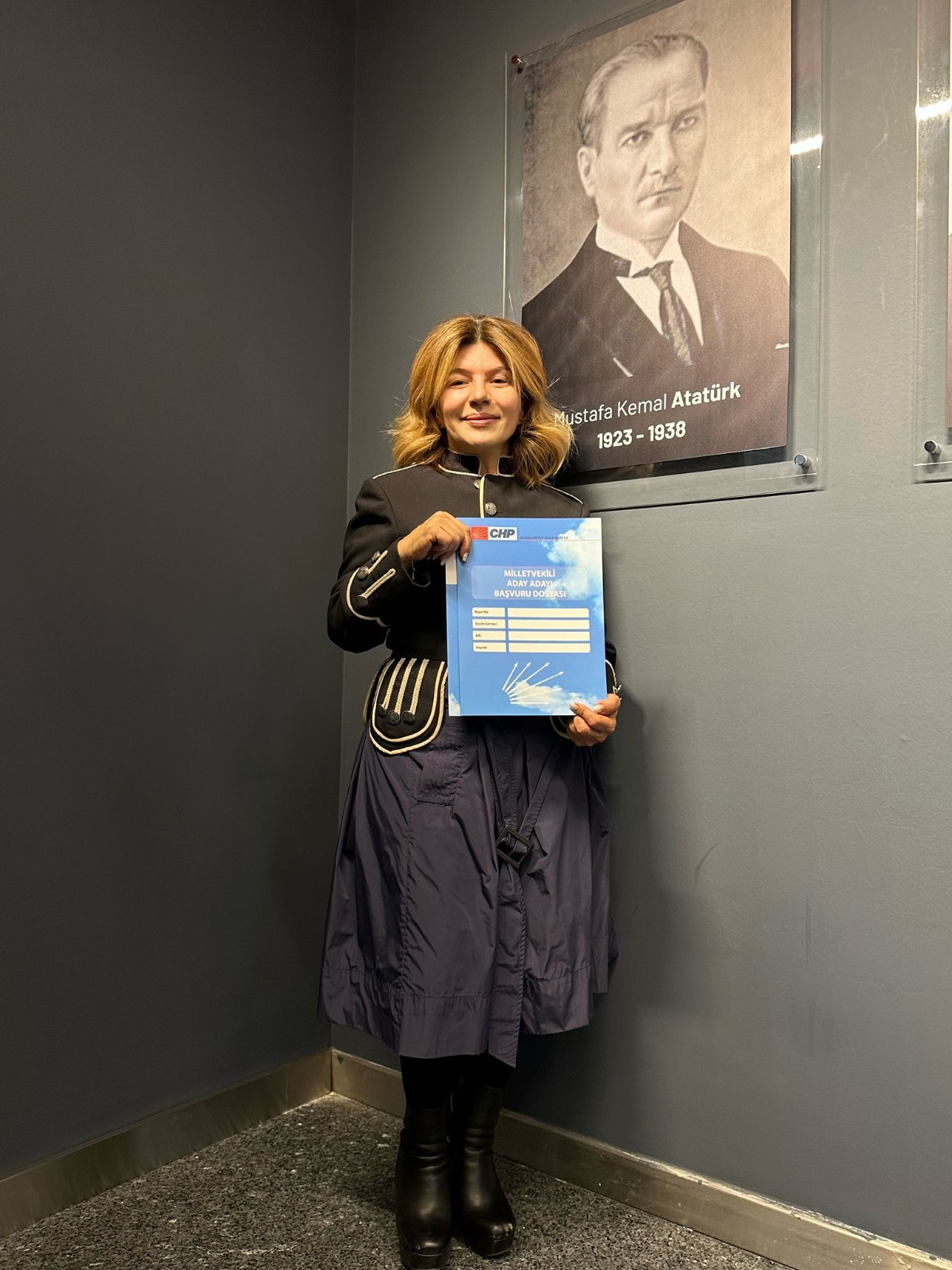 Ünlü ismin annesi CHP’den aday adayı oldu.