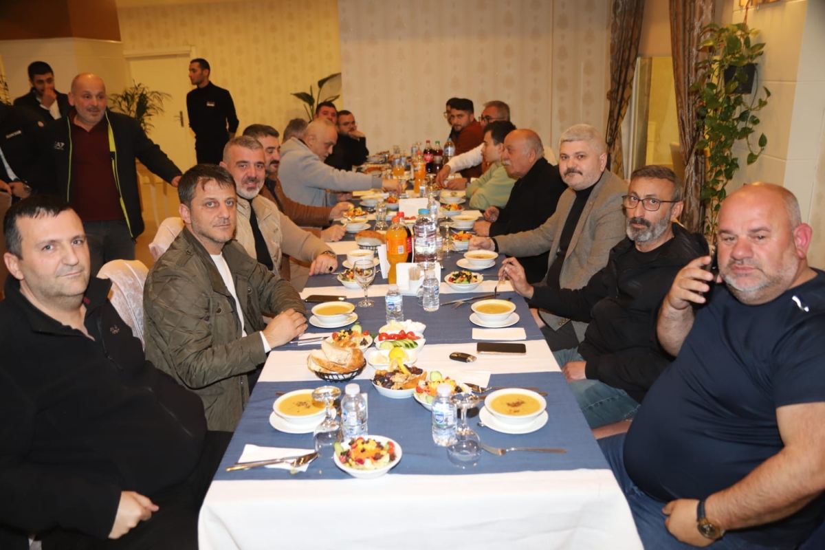 Oto Galericileri iftarda bir araya geldi
