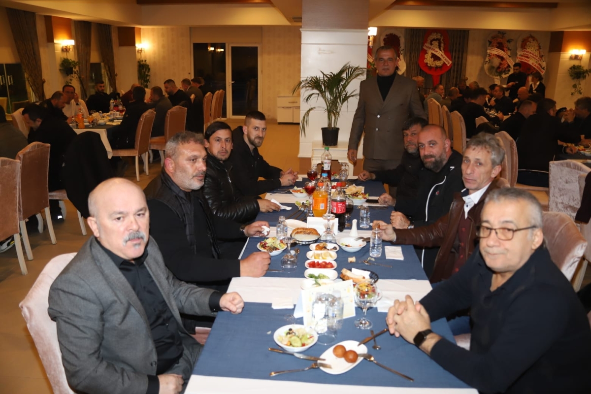 Oto Galericileri iftarda bir araya geldi