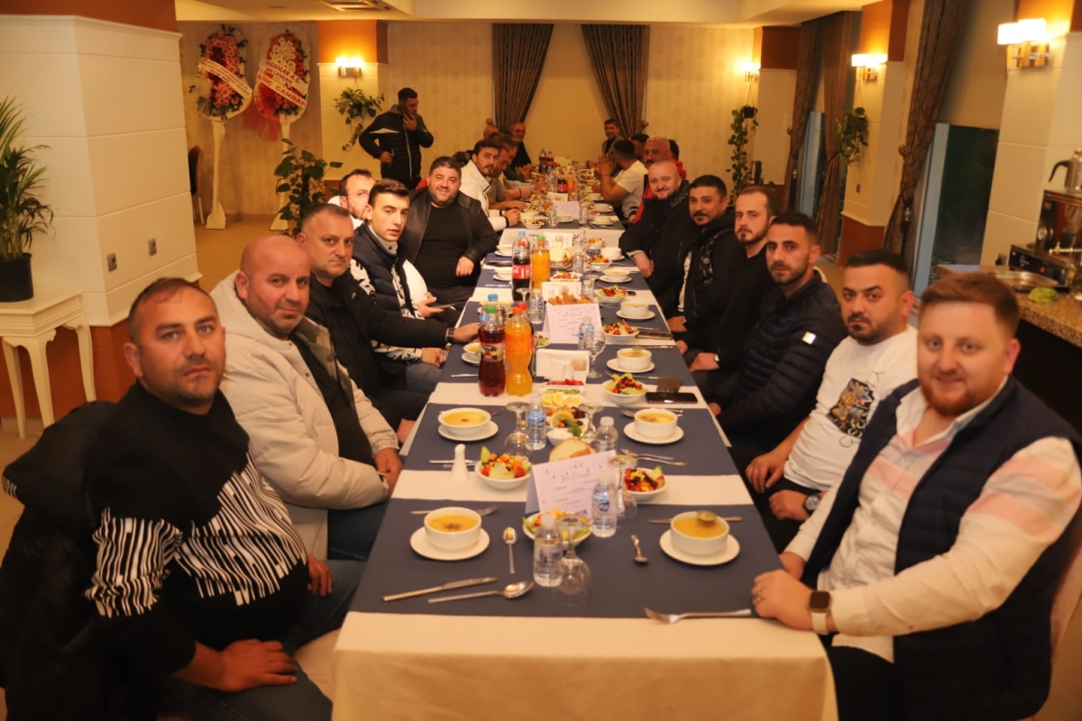 Oto Galericileri iftarda bir araya geldi