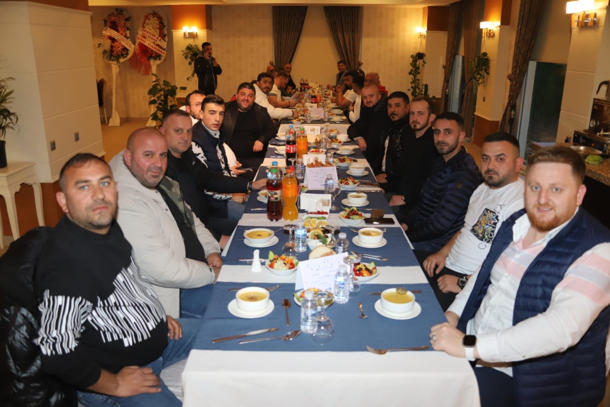 Oto Galericileri iftarda bir araya geldi