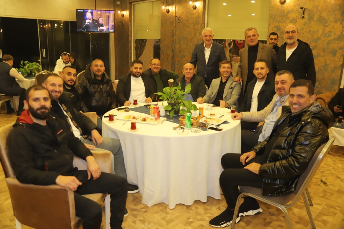 Oto Galericileri iftarda bir araya geldi