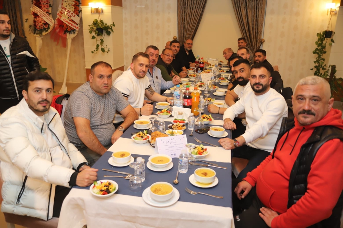 Oto Galericileri iftarda bir araya geldi