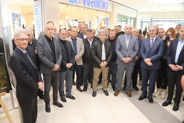 Bu anlamlı serginin geliri yetim ve öksüz çocuklar için