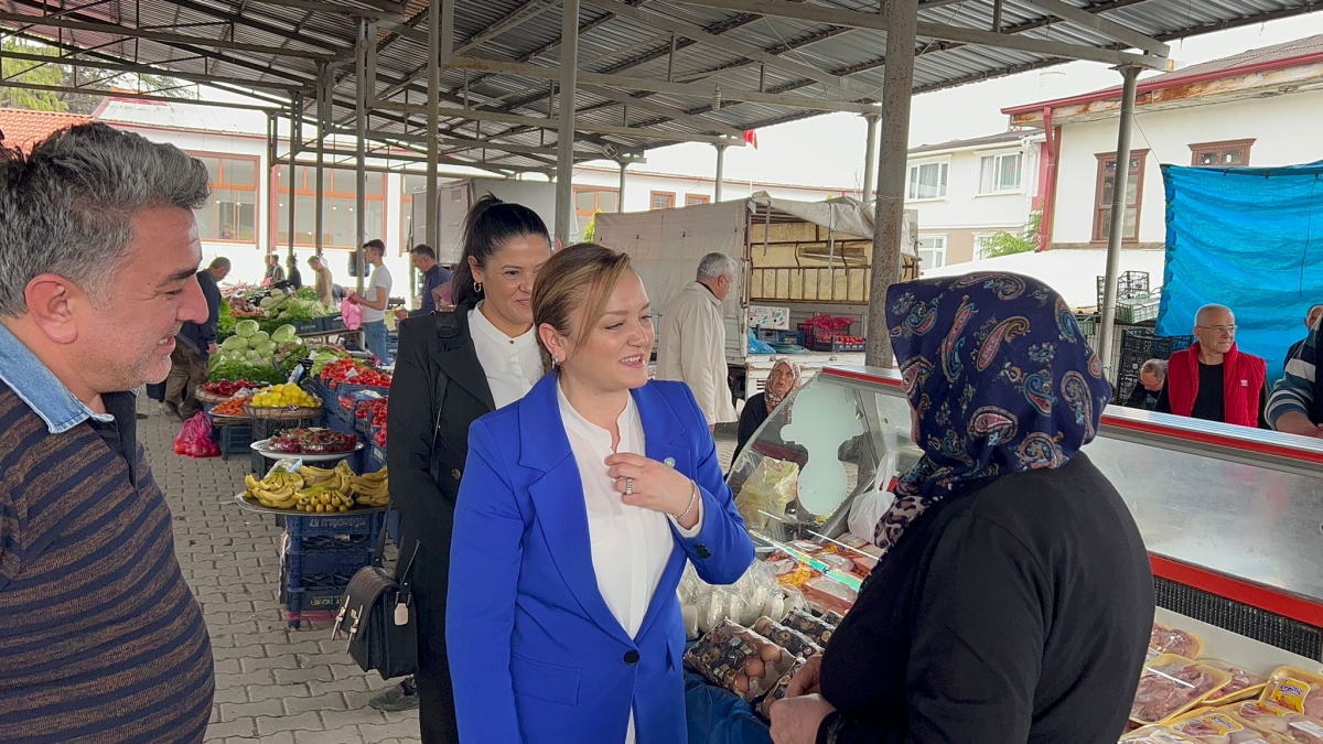 İYİ Parti Sakarya Milletvekili adayı Arzu Akçalışkan Taraklı’da pazar esnafını ziyaret etti