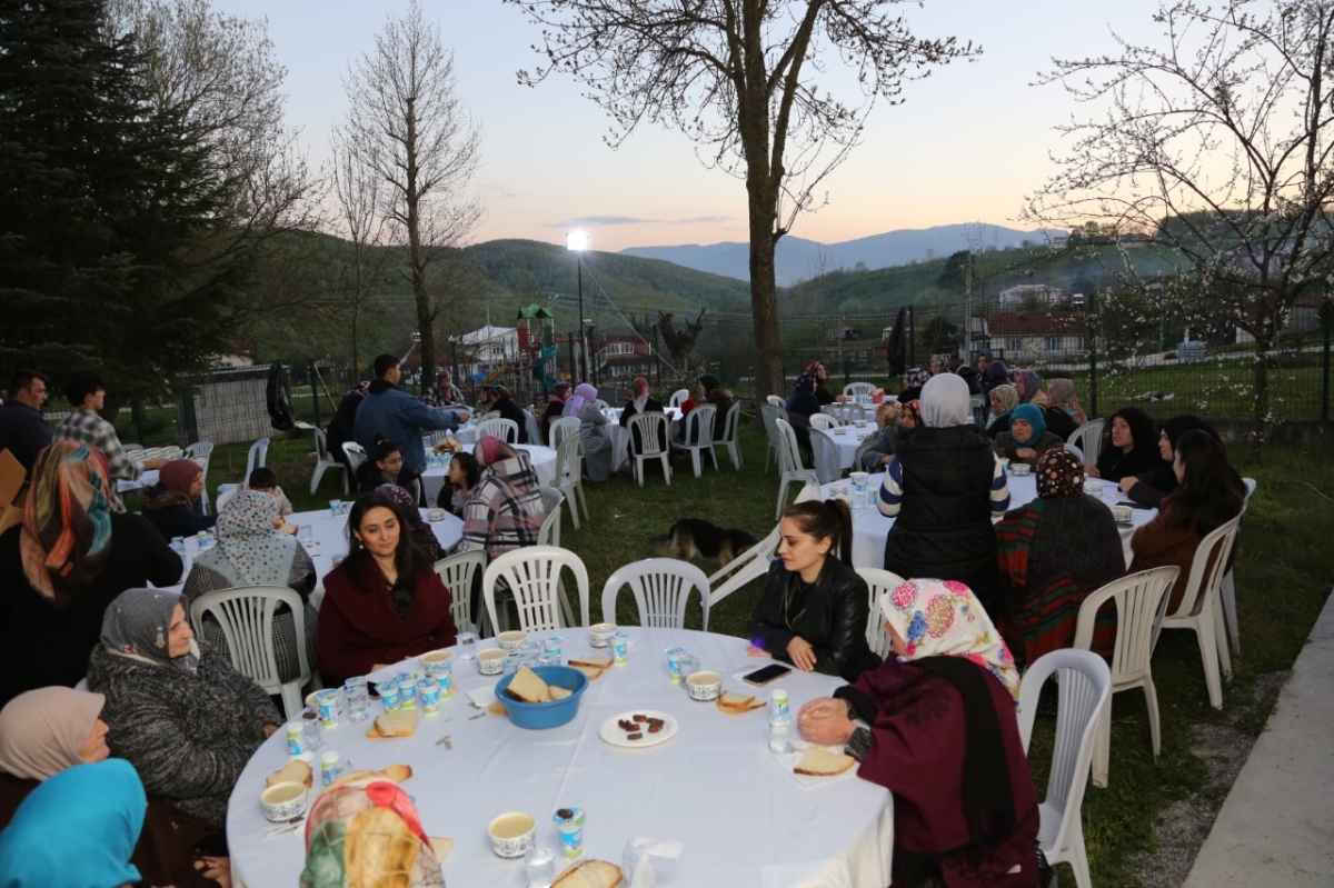 Serdivan Dağyoncalı Mahallesi tarafından her yıl gerçekleştirilen iftar programı, bu yıl da büyük ilgi gördü.