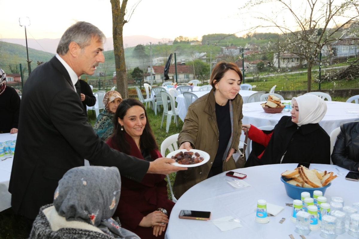 Serdivan Dağyoncalı Mahallesi tarafından her yıl gerçekleştirilen iftar programı, bu yıl da büyük ilgi gördü.