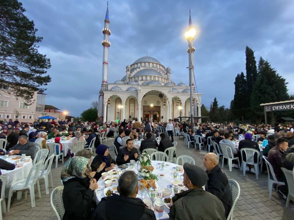 Dernekkırı Sultan Abdülhamid Han Camiinde 3 Bin Kişilik İftar