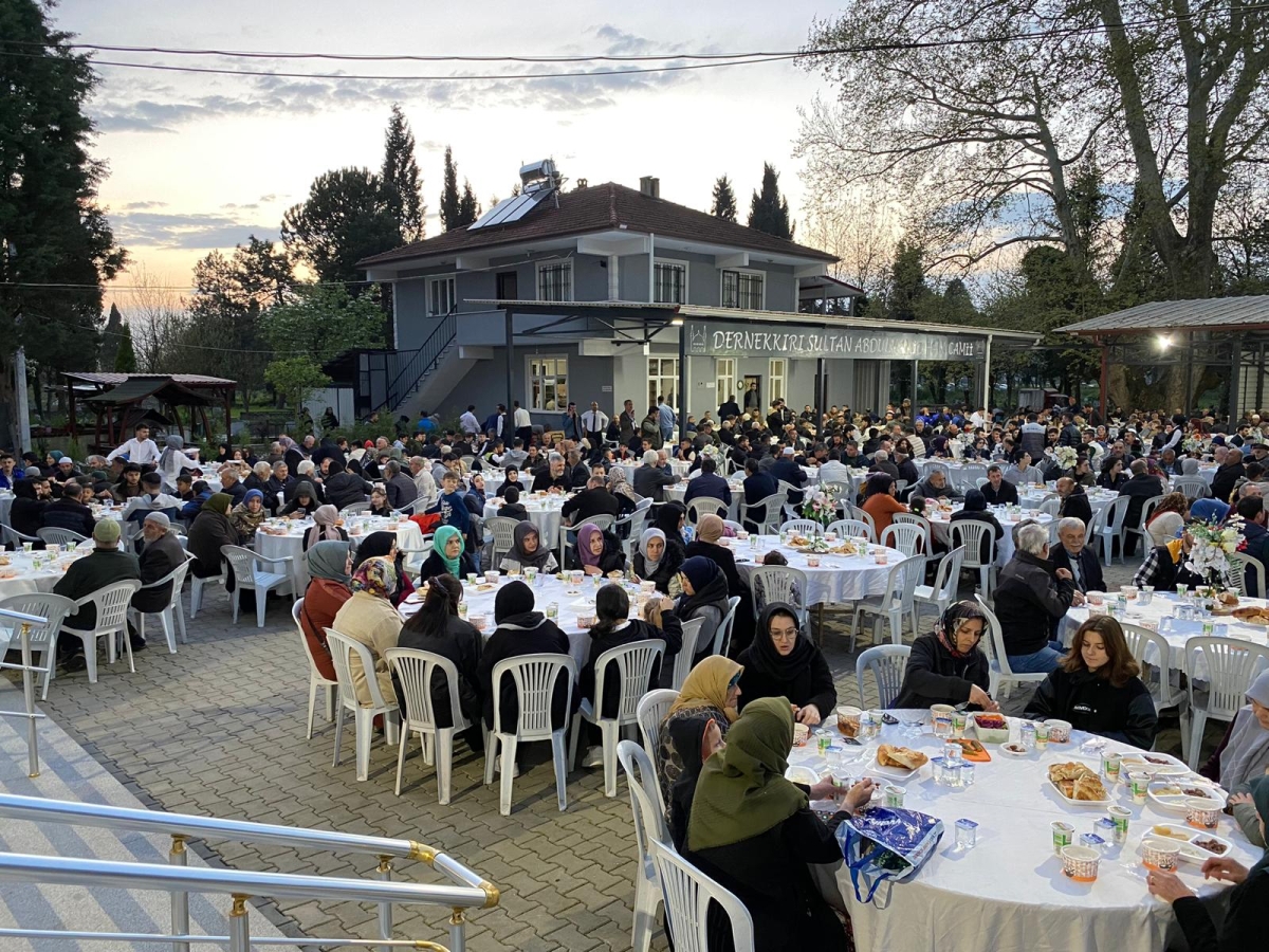 Dernekkırı Sultan Abdülhamid Han Camiinde 3 Bin Kişilik İftar