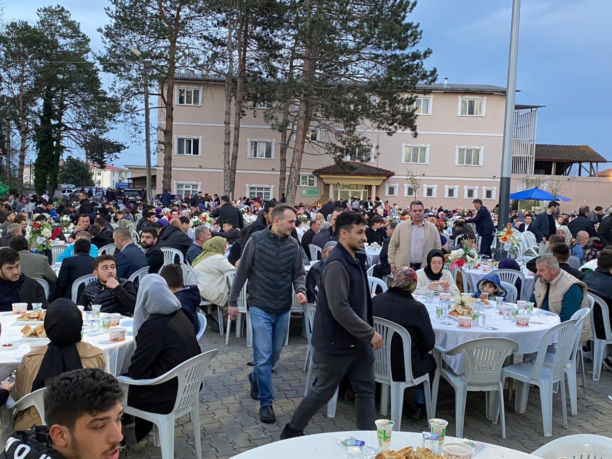 Dernekkırı Sultan Abdülhamid Han Camiinde 3 Bin Kişilik İftar