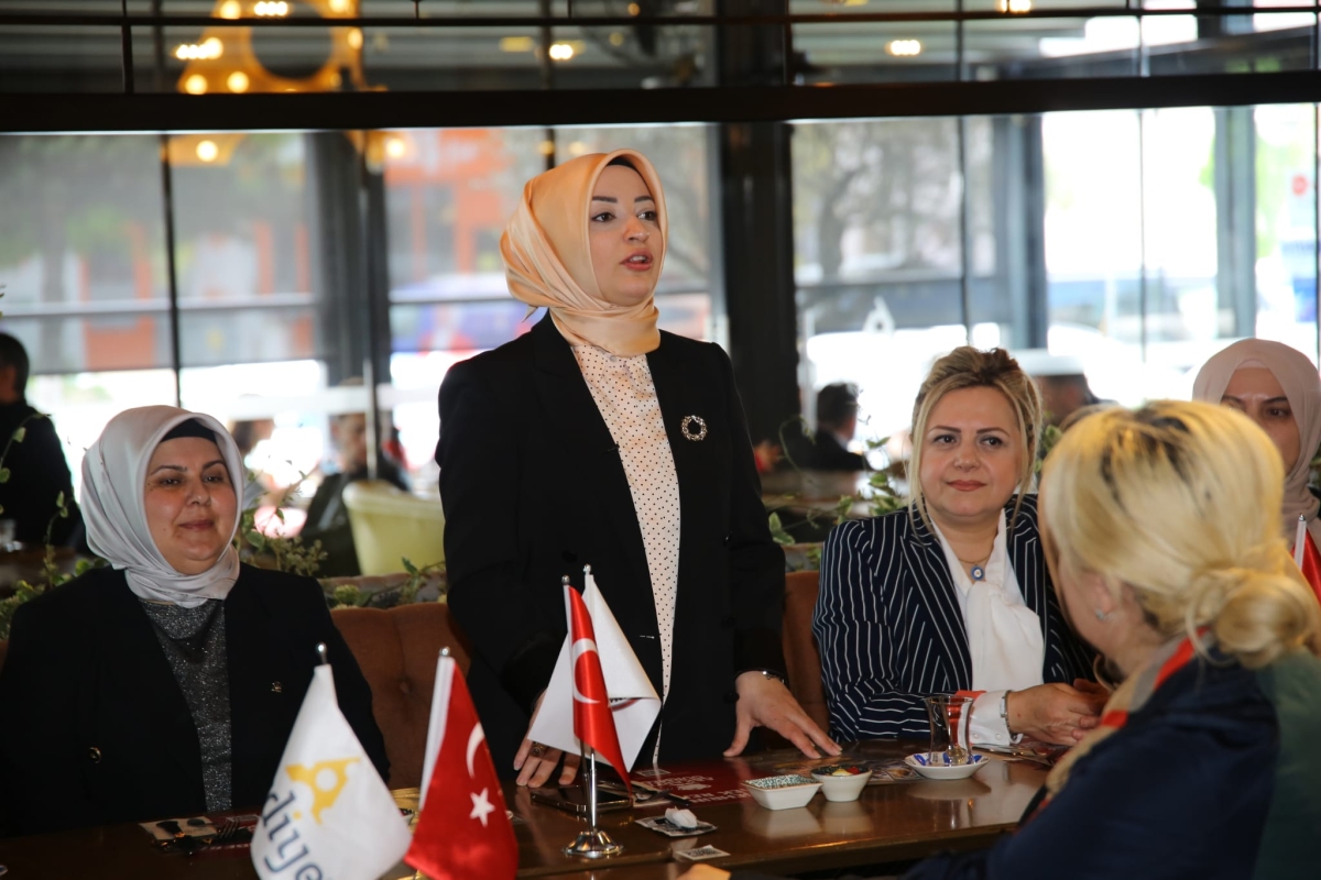 AK Parti Sakarya Milletvekili Çiğdem Erdoğan Atabek SAKİKAD üyesi kadınlar ile kahvaltıda bir araya geldiler.