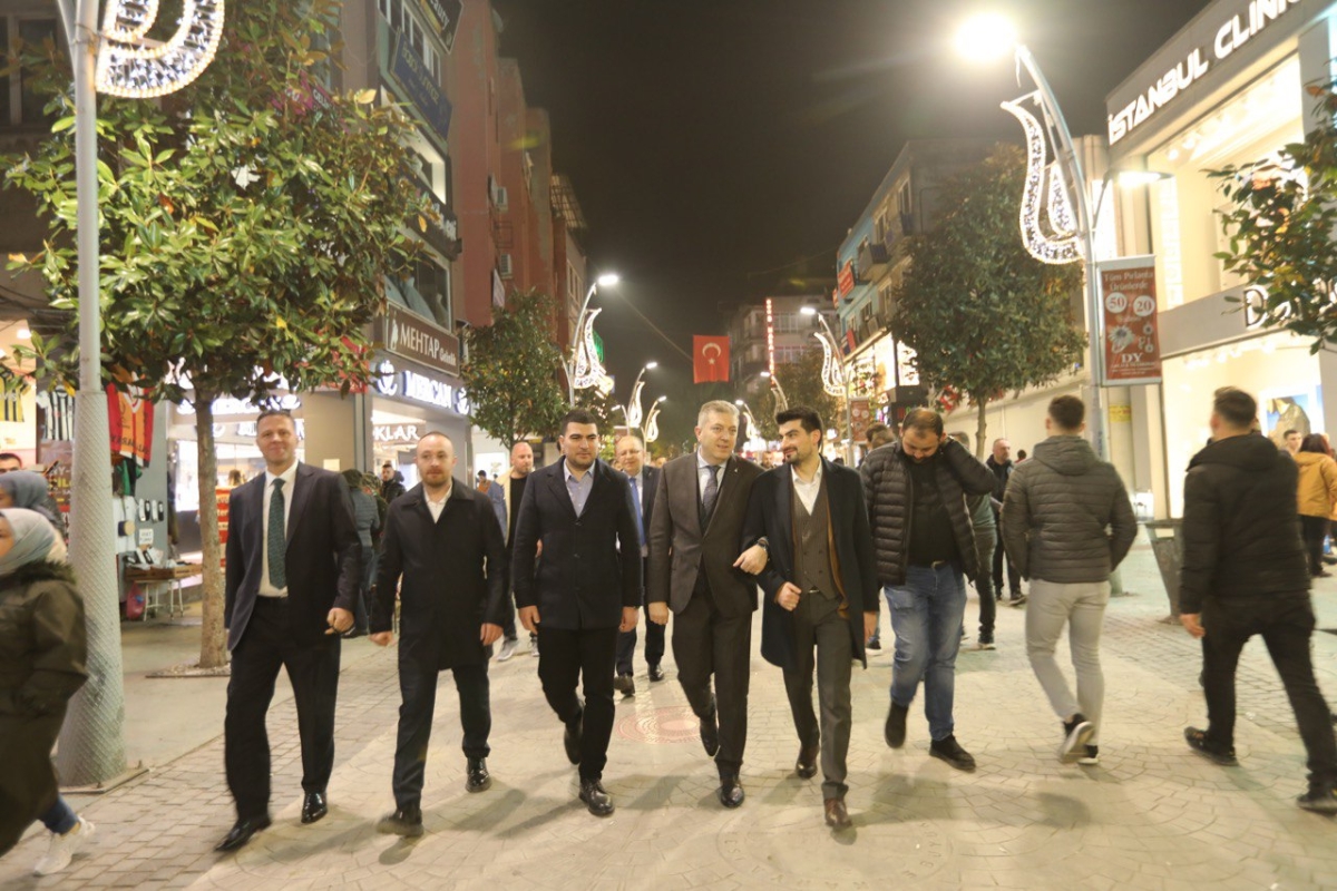AK Parti Sakarya Milletvekili Adayı Ertuğrul Kocacık'a Vatandaşlardan Büyük İlgi