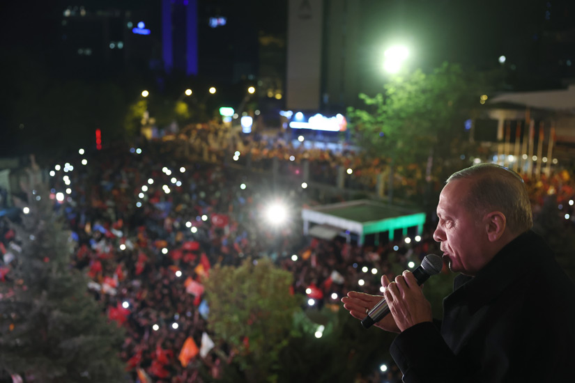Cumhurbaşkanı Erdoğan, “Ülkemiz 14 Mayıs seçimleriyle bir demokrasi şölenini daha alnının akıyla tamamlamıştır”