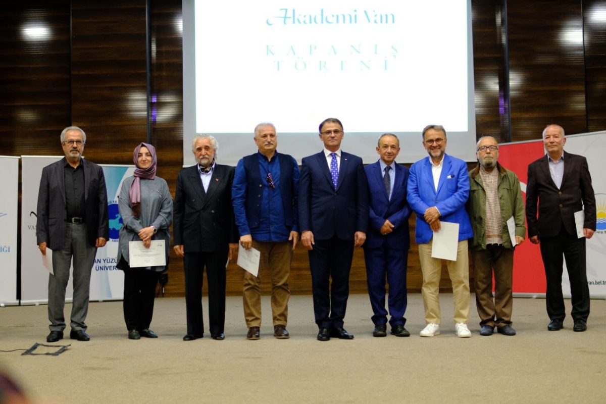  Yazar Fahri Tuna'nın Ürettiği Akademi-Van, 400 Vanlı Yetenekli Gencin Kalemine Dokundu     