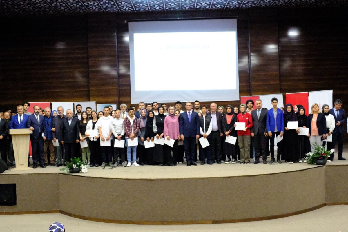  Yazar Fahri Tuna'nın Ürettiği Akademi-Van, 400 Vanlı Yetenekli Gencin Kalemine Dokundu     