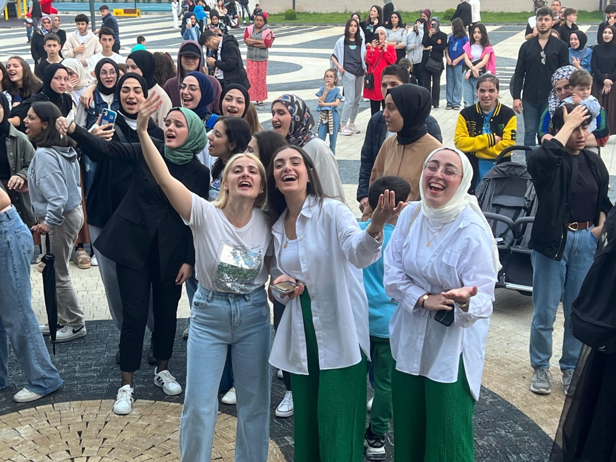 Akyazı'da Öğrenciler konserde doyasıya eğlendi İŞTE O ANLARIN FOTOĞRAFLARI