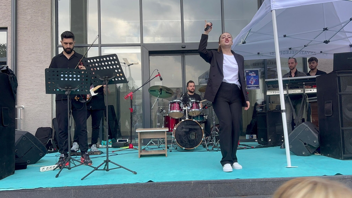 Akyazı'da Öğrenciler konserde doyasıya eğlendi İŞTE O ANLARIN FOTOĞRAFLARI
