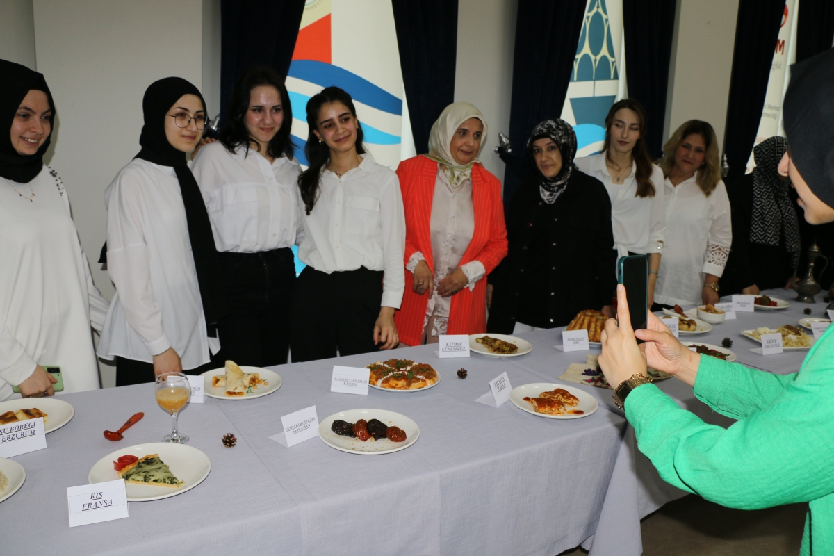 YÖRESEL MÜTFAKLAR Gülsen YILDIZ ile Sakarya Halk Eğitim Merkezinde Görsel Şov İŞTE O KARELER.