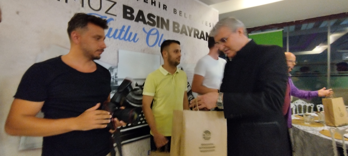 24 TEMMUZ GAZETECİLER VE BASIN BAYRAMINDA SBB BAŞKANI EKREM YÜCE ULUSAL VE YEREL BASIN İLE BİR ARADA