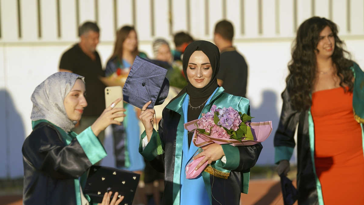 SUBÜ 2.665 öğrencisini coşkulu törenle mezun etti