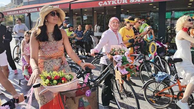 Süslü Kadınlar Bisiklet Turu 