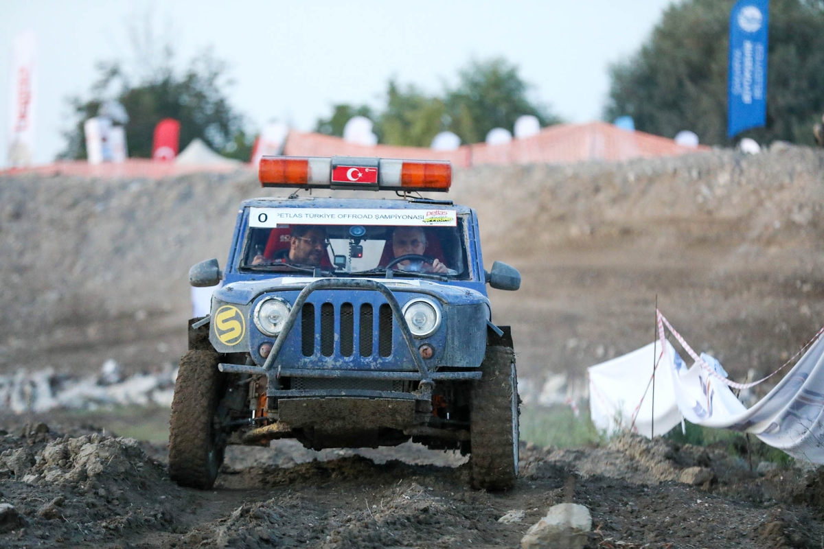 Sakarya'da Off-road Türkiye Kupası’nda ‘Başkan Yüce’ şov: Şampiyonlar zorlu parkurda fırtına gibi esti