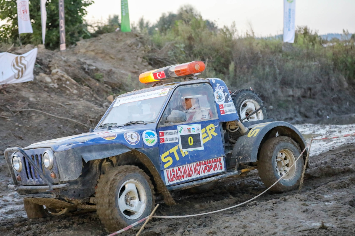 Sakarya'da Off-road Türkiye Kupası’nda ‘Başkan Yüce’ şov: Şampiyonlar zorlu parkurda fırtına gibi esti