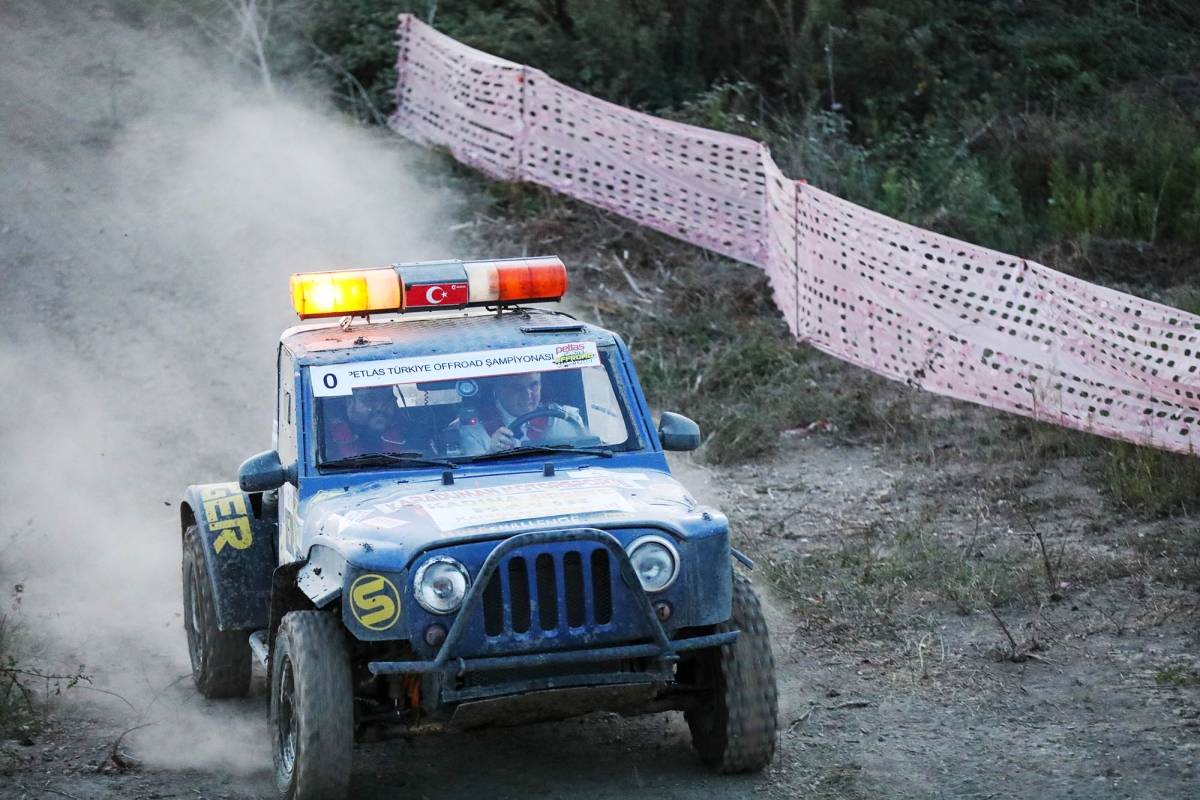 Sakarya'da Off-road Türkiye Kupası’nda ‘Başkan Yüce’ şov: Şampiyonlar zorlu parkurda fırtına gibi esti