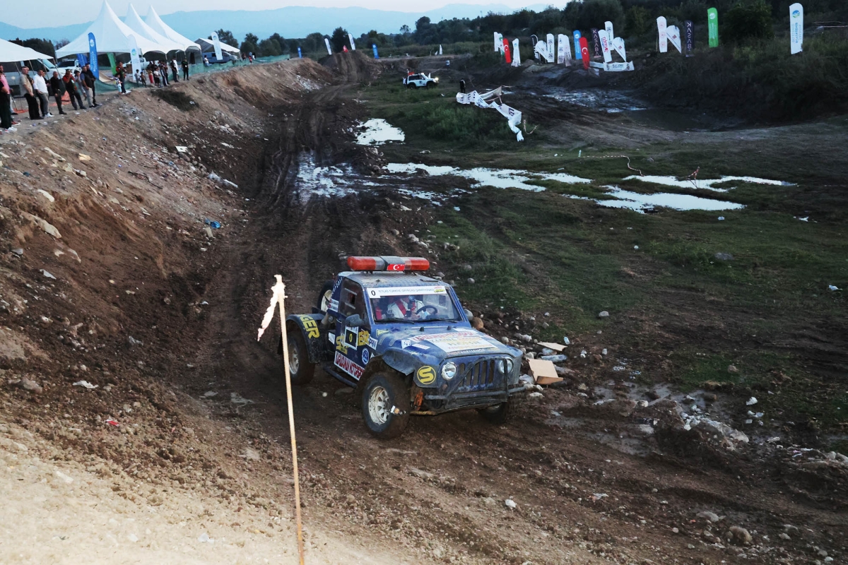 Sakarya'da Off-road Türkiye Kupası’nda ‘Başkan Yüce’ şov: Şampiyonlar zorlu parkurda fırtına gibi esti