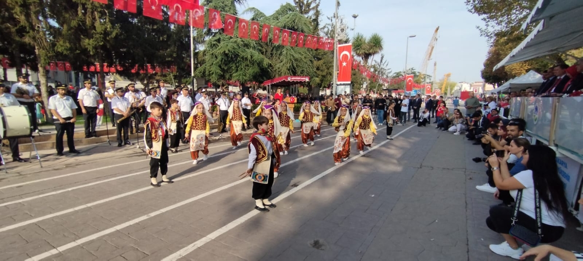 Cumhuriyet'in 100.yılı Sakarya'da Coşkuyla Kutlandı. İŞTE GÜNÜN KARELERİ...