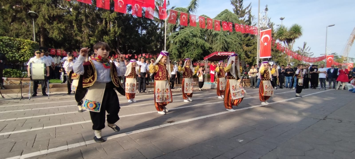 Cumhuriyet'in 100.yılı Sakarya'da Coşkuyla Kutlandı. İŞTE GÜNÜN KARELERİ...