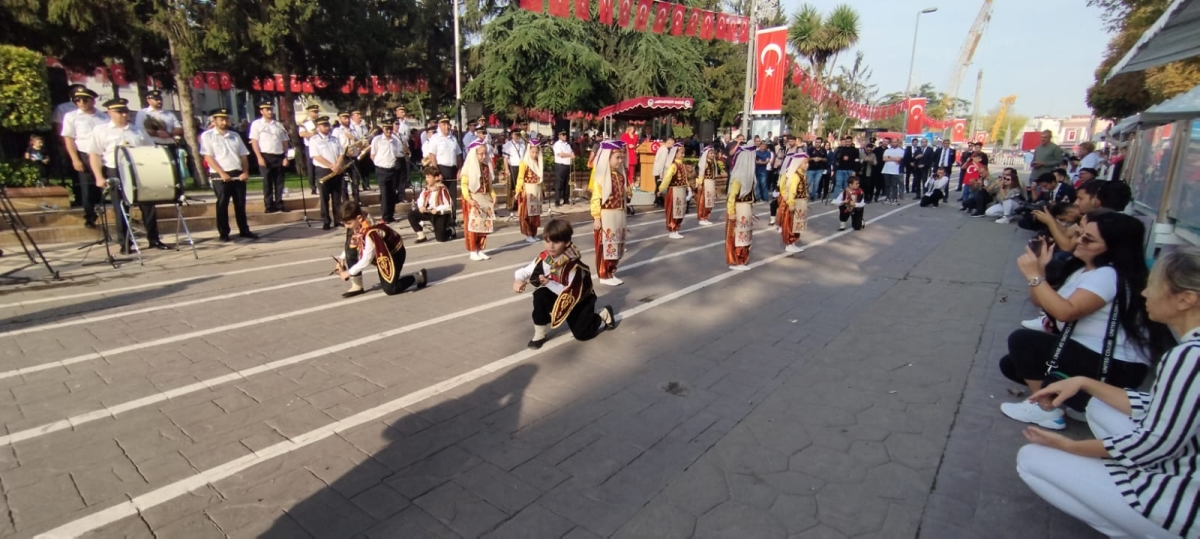 Cumhuriyet'in 100.yılı Sakarya'da Coşkuyla Kutlandı. İŞTE GÜNÜN KARELERİ...