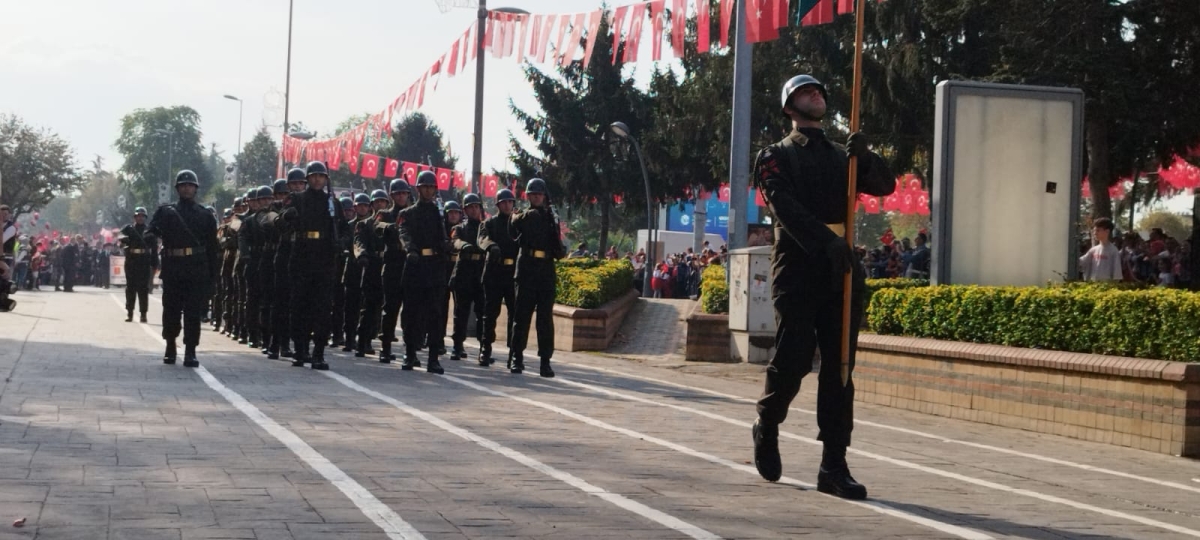 Cumhuriyet'in 100.yılı Sakarya'da Coşkuyla Kutlandı. İŞTE GÜNÜN KARELERİ...