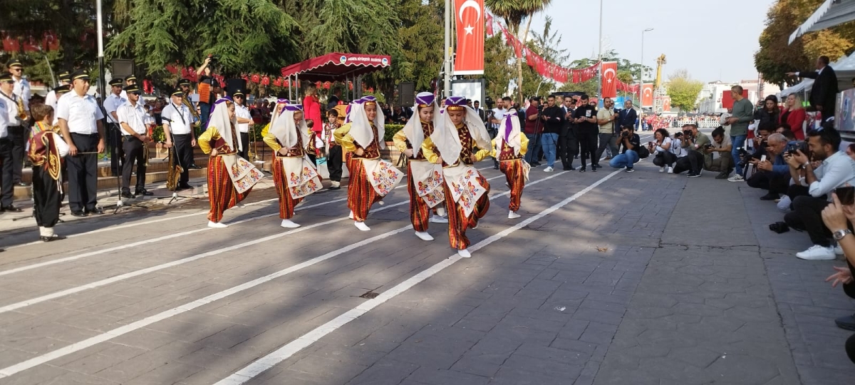 Cumhuriyet'in 100.yılı Sakarya'da Coşkuyla Kutlandı. İŞTE GÜNÜN KARELERİ...