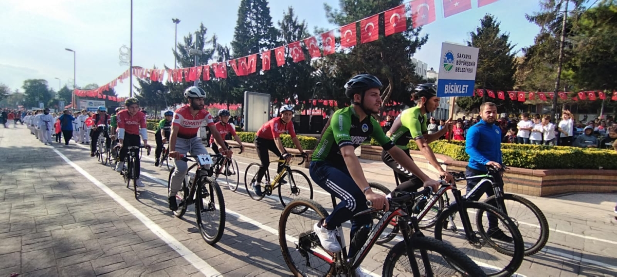 Cumhuriyet'in 100.yılı Sakarya'da Coşkuyla Kutlandı. İŞTE GÜNÜN KARELERİ...
