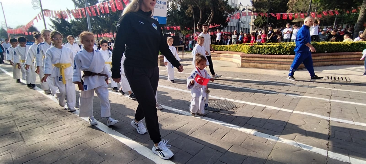 Cumhuriyet'in 100.yılı Sakarya'da Coşkuyla Kutlandı. İŞTE GÜNÜN KARELERİ...