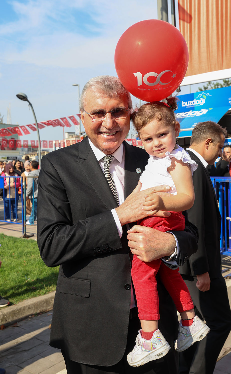 Başkan Ekrem Yüce bayram coşkusuna ortak oldu: “Bu bayrak nice yüzyıllar gururla dalgalanacak”