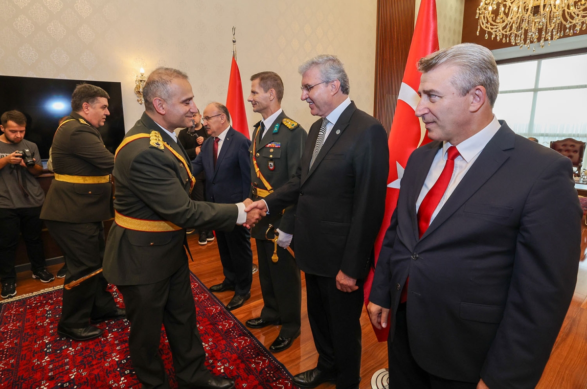 Başkan Ekrem Yüce bayram coşkusuna ortak oldu: “Bu bayrak nice yüzyıllar gururla dalgalanacak”
