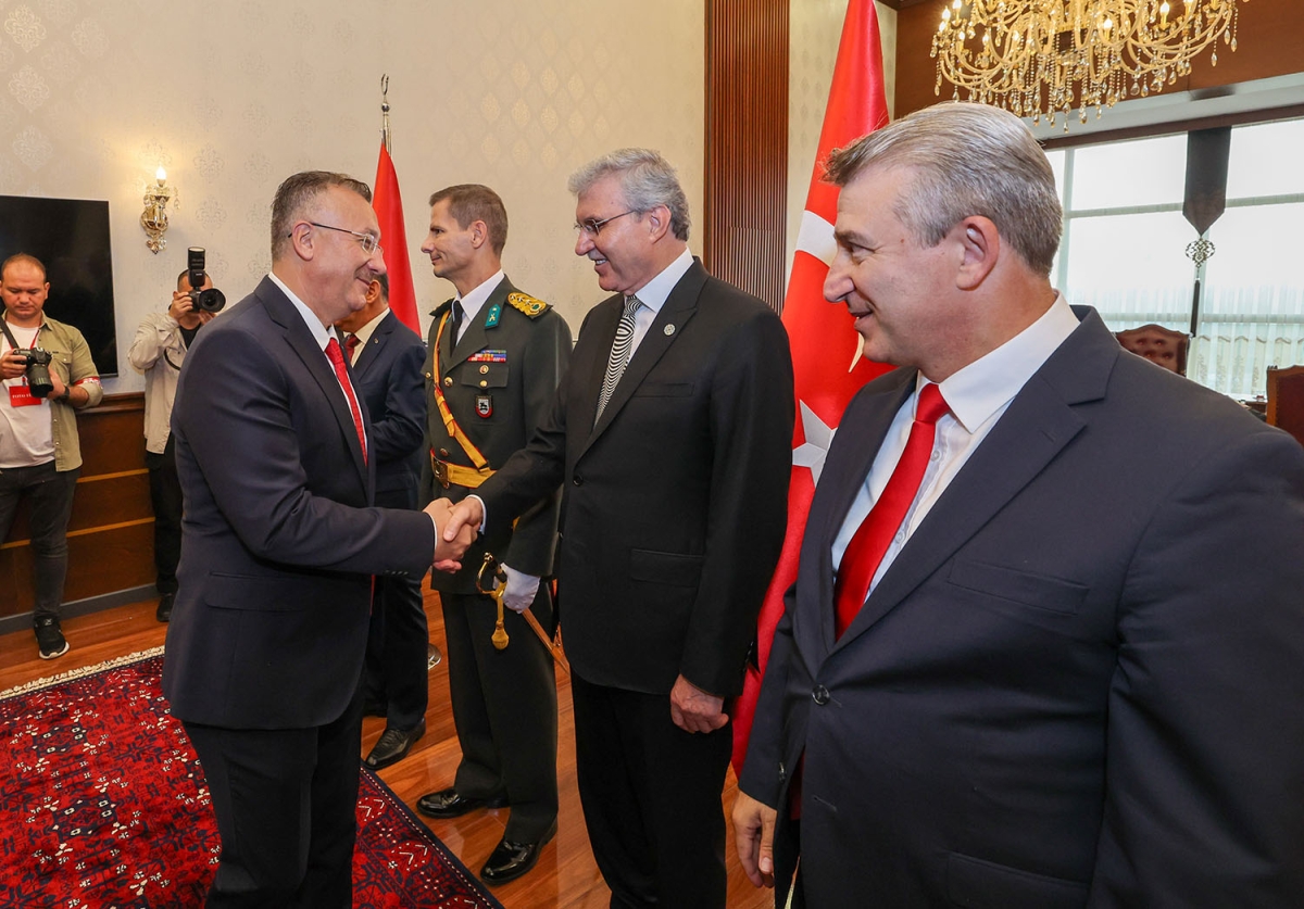 Başkan Ekrem Yüce bayram coşkusuna ortak oldu: “Bu bayrak nice yüzyıllar gururla dalgalanacak”