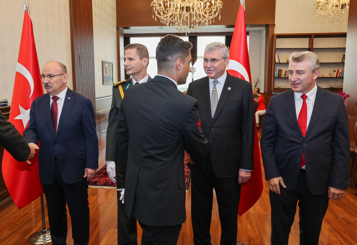Başkan Ekrem Yüce bayram coşkusuna ortak oldu: “Bu bayrak nice yüzyıllar gururla dalgalanacak”