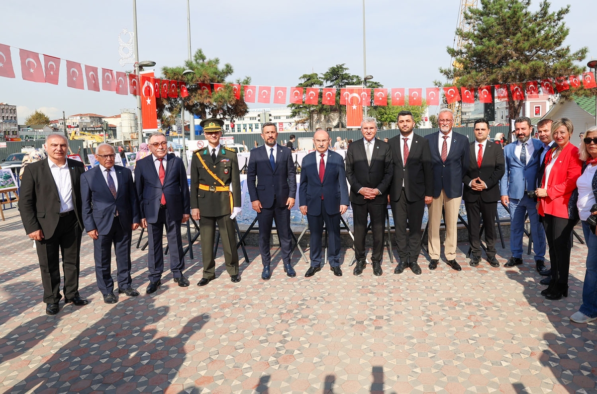Başkan Ekrem Yüce bayram coşkusuna ortak oldu: “Bu bayrak nice yüzyıllar gururla dalgalanacak”
