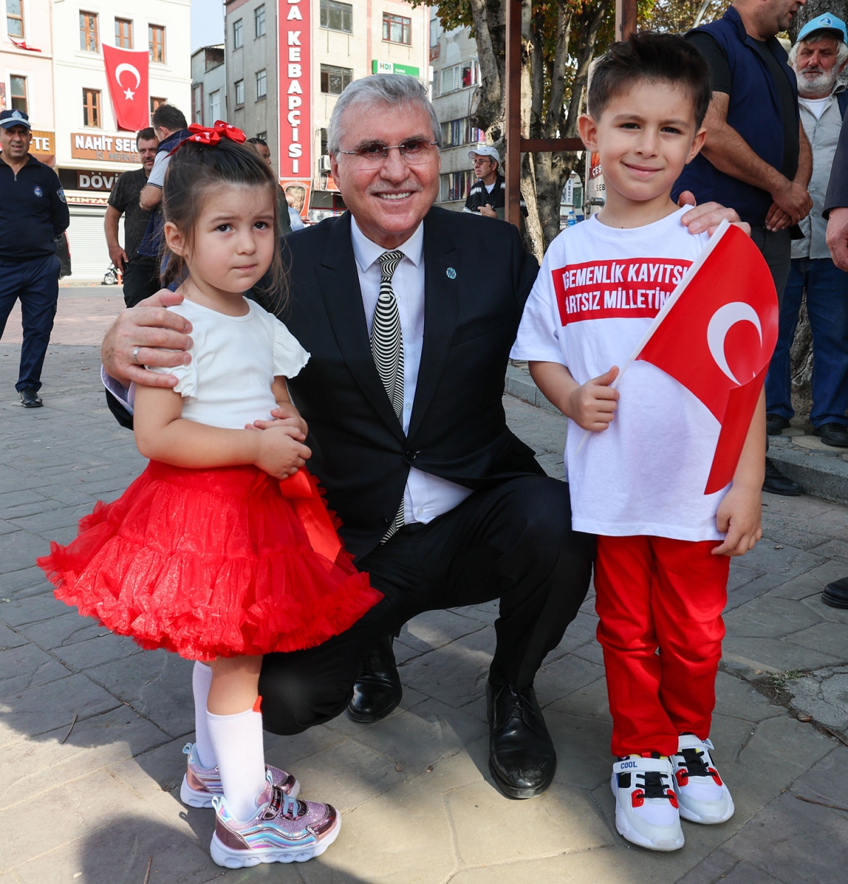 Başkan Ekrem Yüce bayram coşkusuna ortak oldu: “Bu bayrak nice yüzyıllar gururla dalgalanacak”