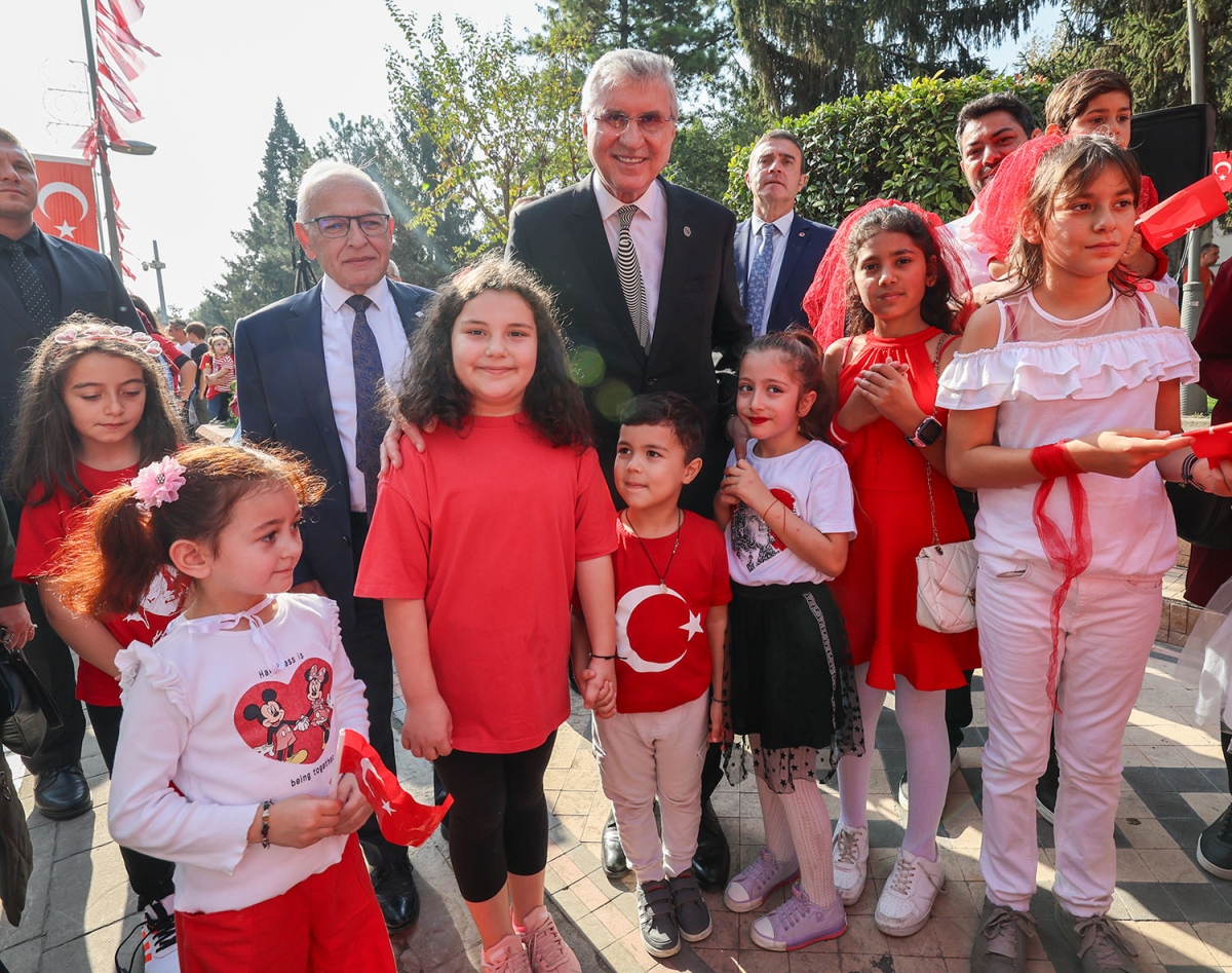 Başkan Ekrem Yüce bayram coşkusuna ortak oldu: “Bu bayrak nice yüzyıllar gururla dalgalanacak”