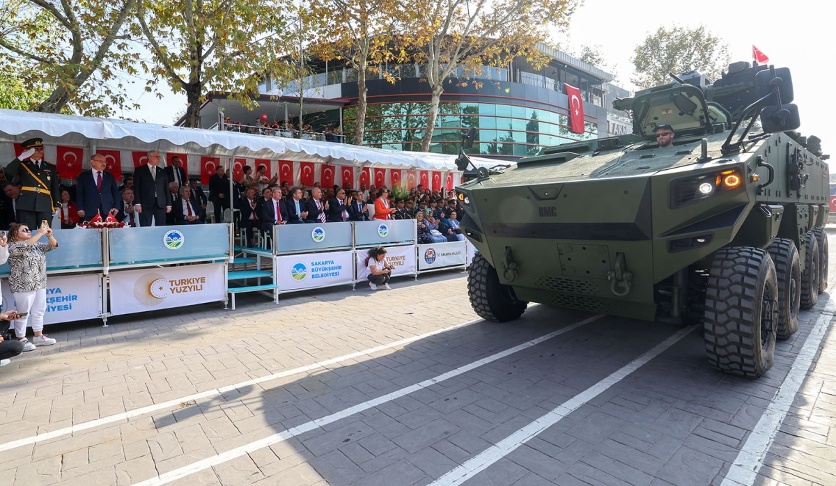 Başkan Ekrem Yüce bayram coşkusuna ortak oldu: “Bu bayrak nice yüzyıllar gururla dalgalanacak”