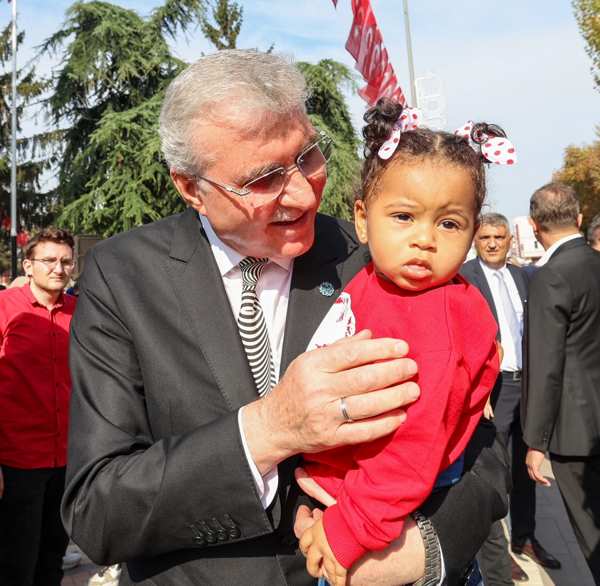 Başkan Ekrem Yüce bayram coşkusuna ortak oldu: “Bu bayrak nice yüzyıllar gururla dalgalanacak”