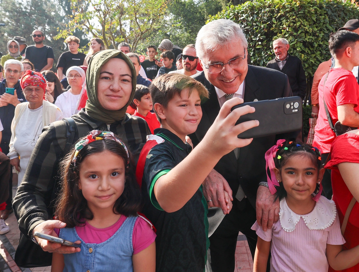 Başkan Ekrem Yüce bayram coşkusuna ortak oldu: “Bu bayrak nice yüzyıllar gururla dalgalanacak”