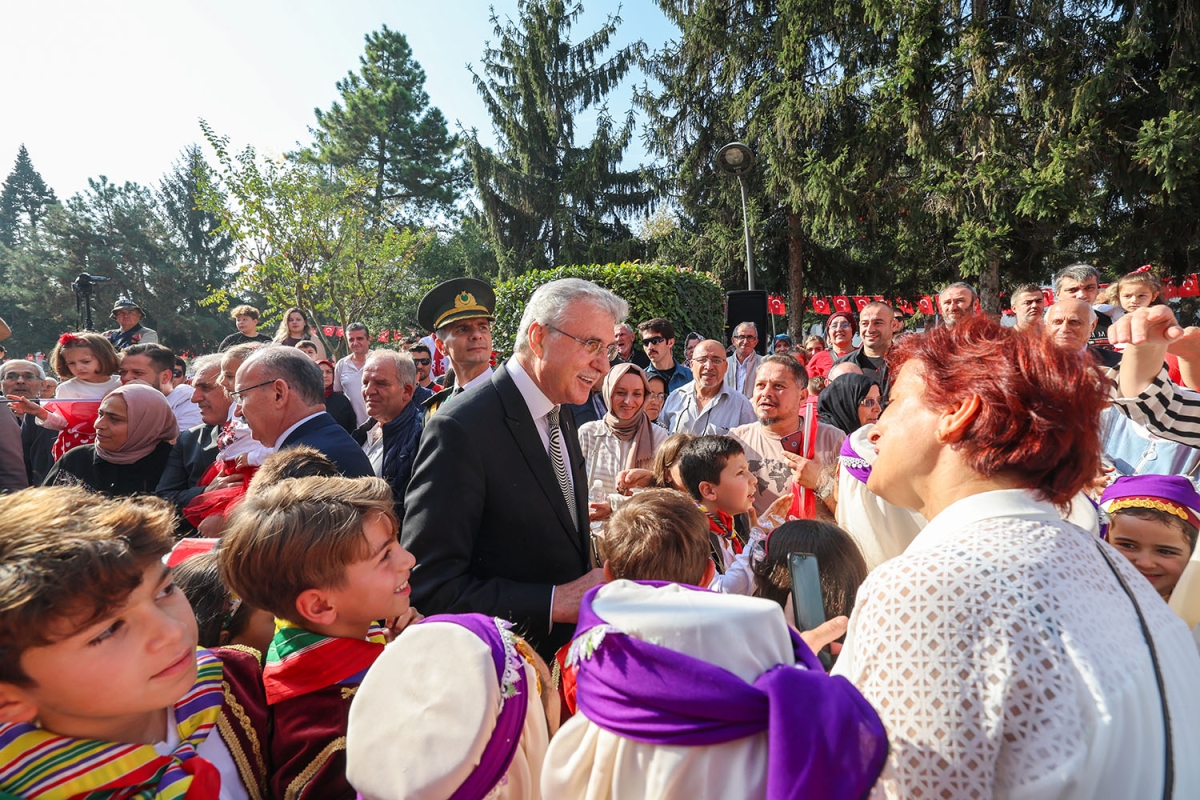 Başkan Ekrem Yüce bayram coşkusuna ortak oldu: “Bu bayrak nice yüzyıllar gururla dalgalanacak”
