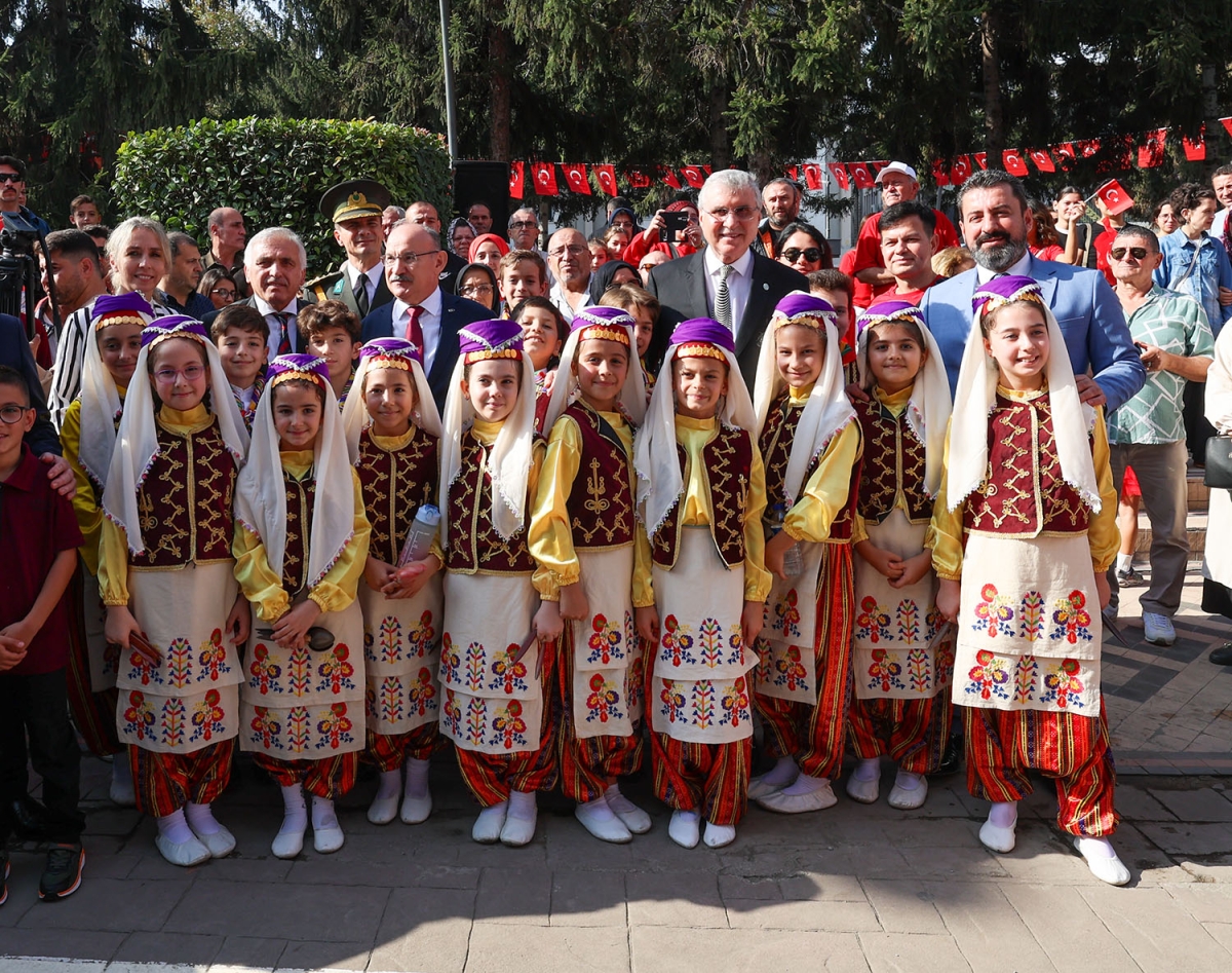 Başkan Ekrem Yüce bayram coşkusuna ortak oldu: “Bu bayrak nice yüzyıllar gururla dalgalanacak”