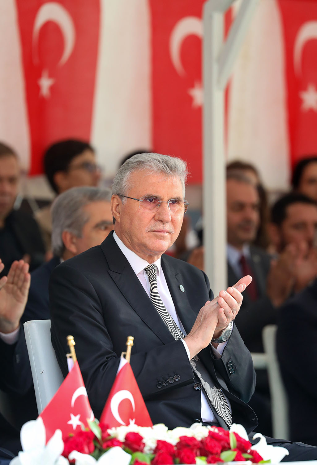 Başkan Ekrem Yüce bayram coşkusuna ortak oldu: “Bu bayrak nice yüzyıllar gururla dalgalanacak”
